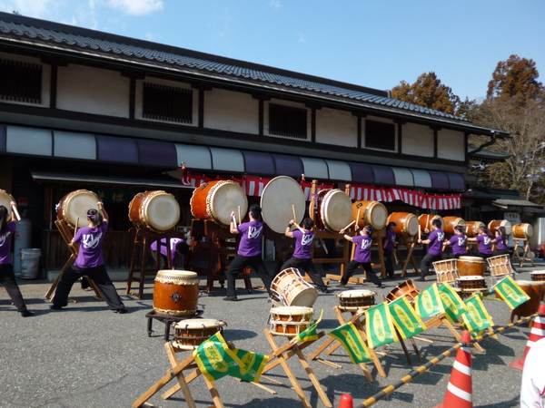 へそまんじゅう総本舗前の和太鼓応援