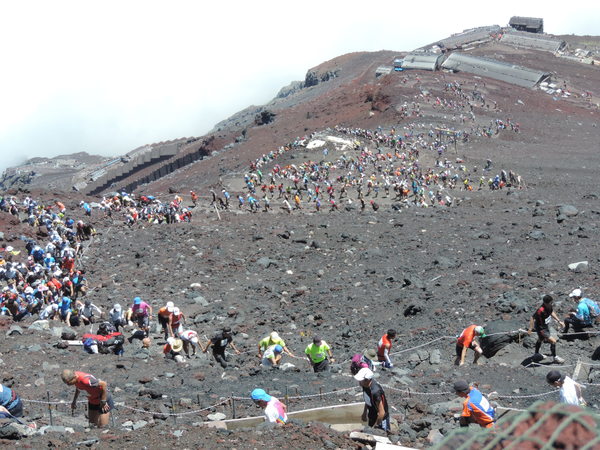 第67回（2014年）富士登山競走 頂上から撮影