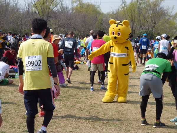 2015板橋Cityマラソン 完走後に着ぐるみキャラとタッチ