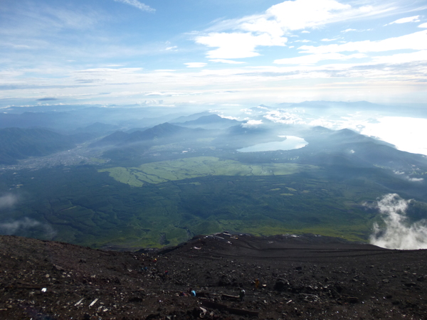 午前7時頃の富士山頂からの景色