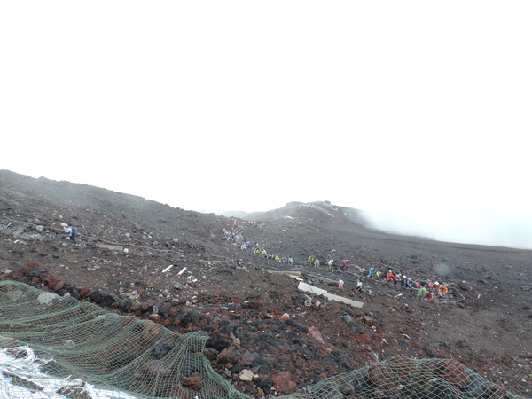 午前11時43分頃の富士山頂からの景色