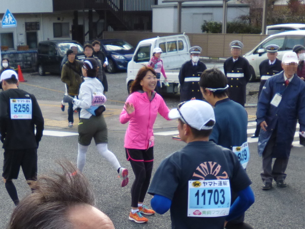 第50回 青梅マラソン 高橋尚子さん、ハイタッチの様子
