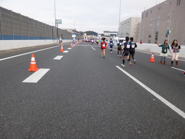 横浜マラソン2016 首都高速湾岸線（22km付近）