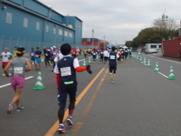 横浜マラソン2016 横浜港シンボルタワー折り返し（35km付近）