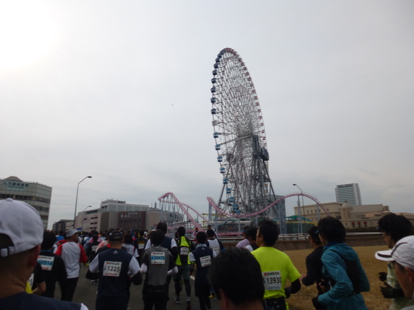 横浜マラソン2016 大観覧車「コスモロック21」（2km過ぎ）