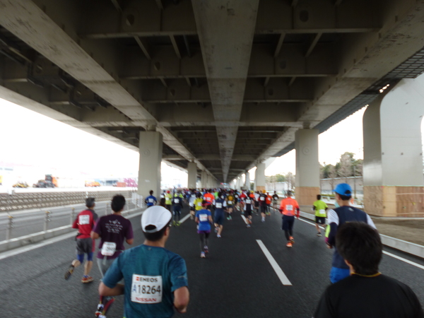 横浜マラソン2016 首都高高架下（9km付近）