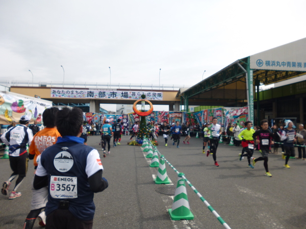 横浜マラソン2016 南部市場折り返し（20km付近）